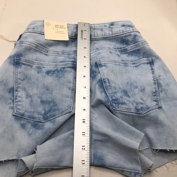 Universal Thread Women's Size 2 High Rise Midi Short Blue Denim Light Acid Wash - Picture 12 of 16